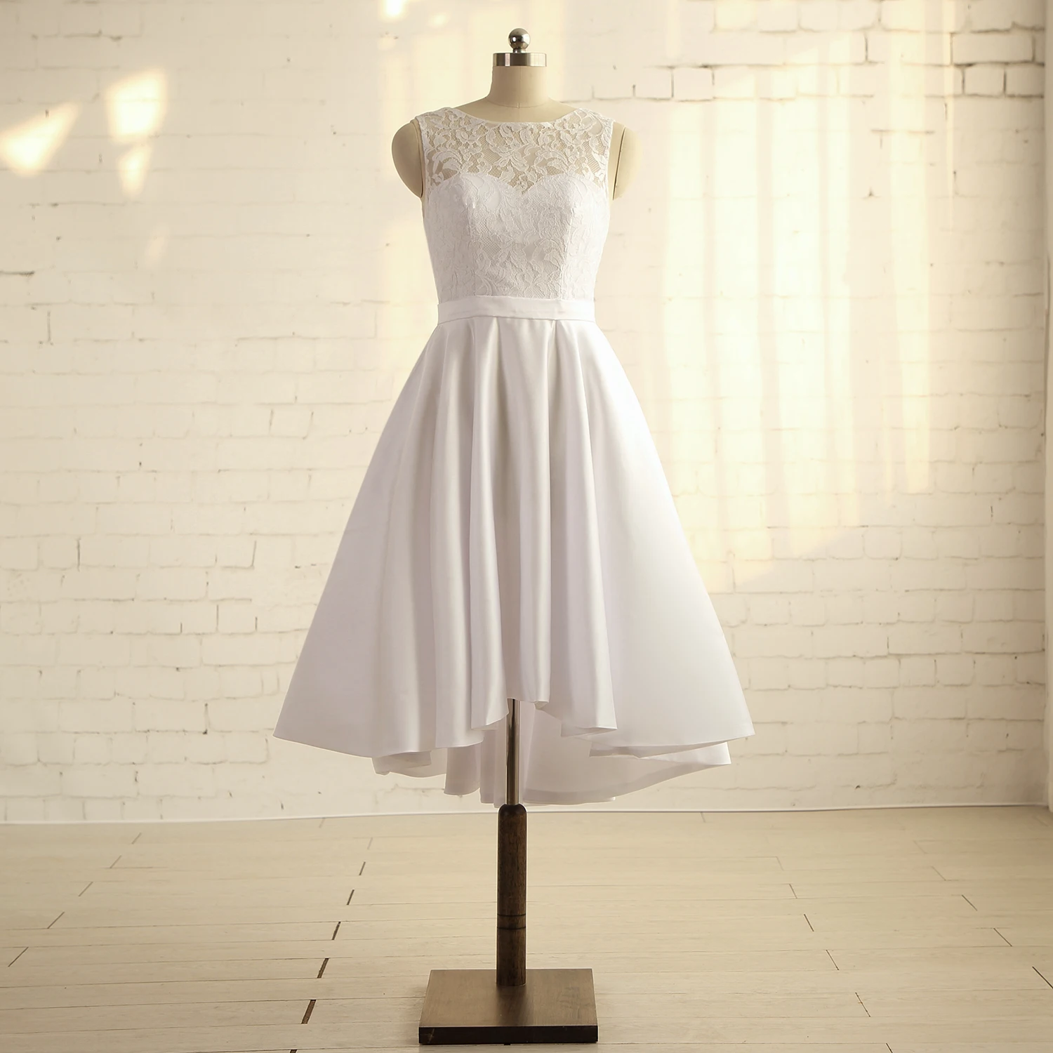 Robes de mère de la mariée en satin, dentelle ivoire, ligne de fibre, longueur au genou, sur mesure