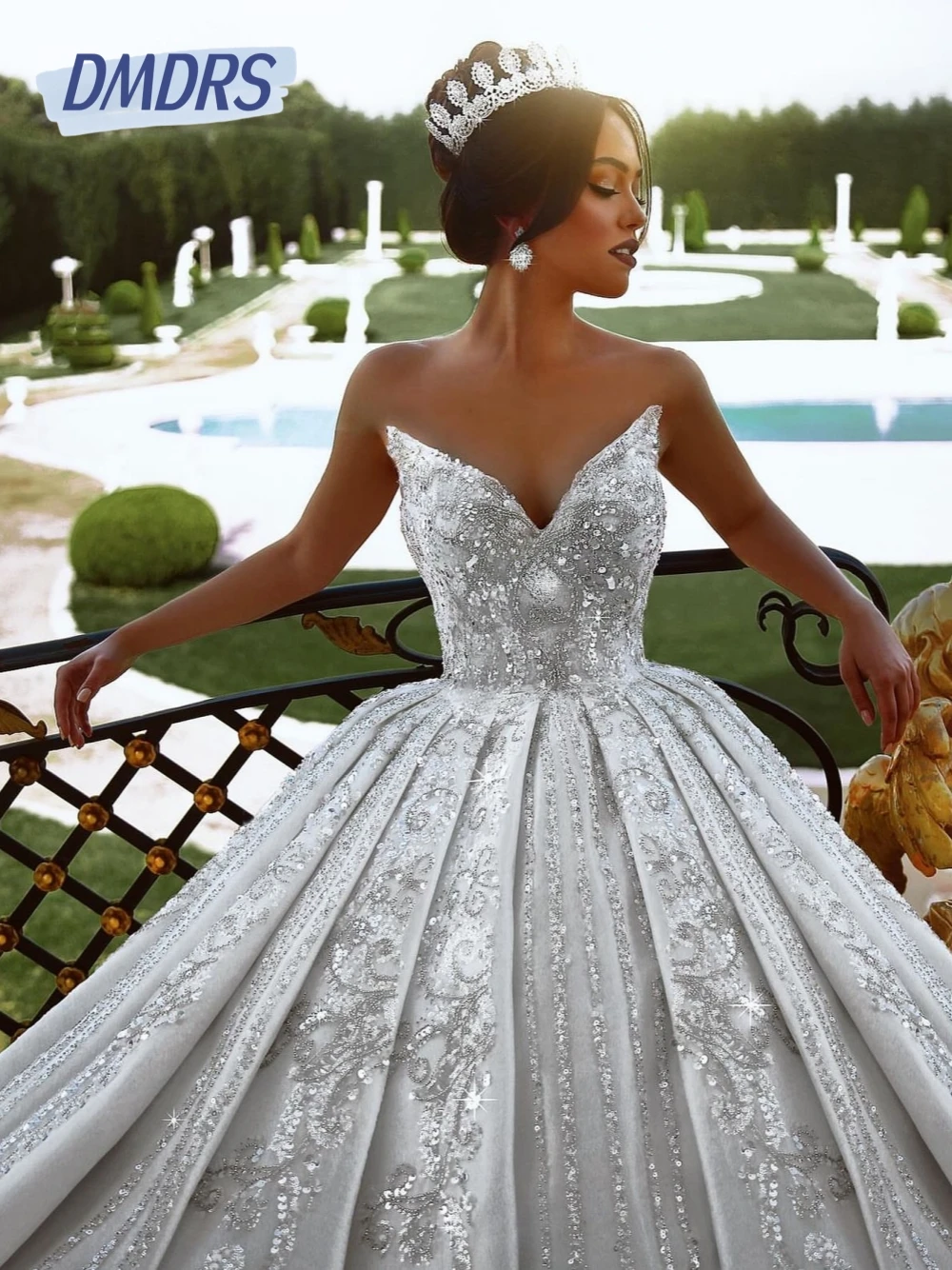 Robe de mariée en dentelle et cristaux, tenue de princesse à paillettes, col en V, à la mode, personnalisée, sans manches, pour femmes
