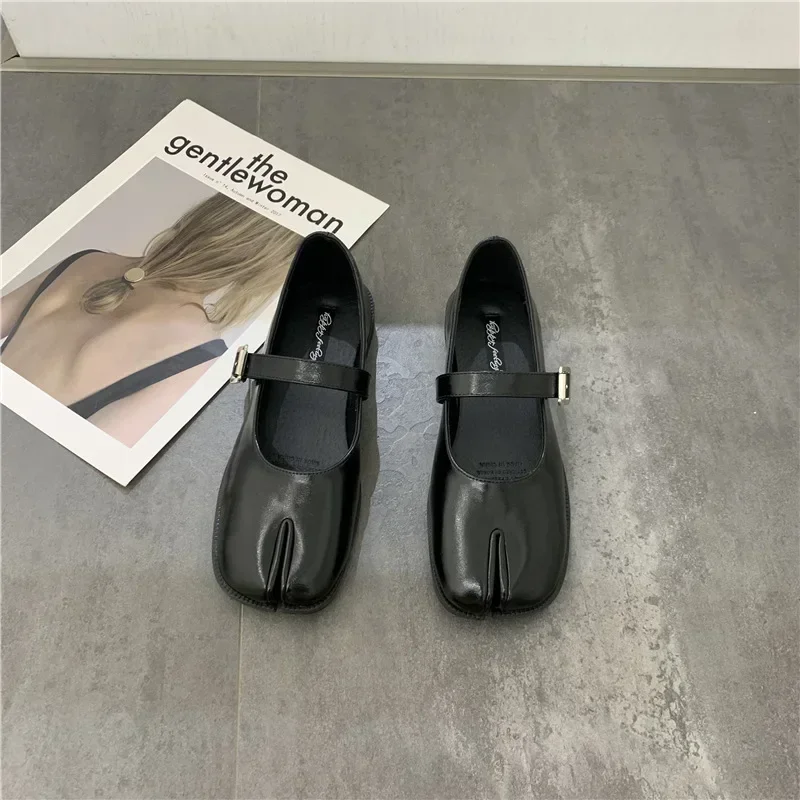 Nouveauté chaussures plates à bout fendu femme cuir de qualité mary janes trotteurs de style japonais chaussures plates cheville bele Tabi ninja mocassins femmes