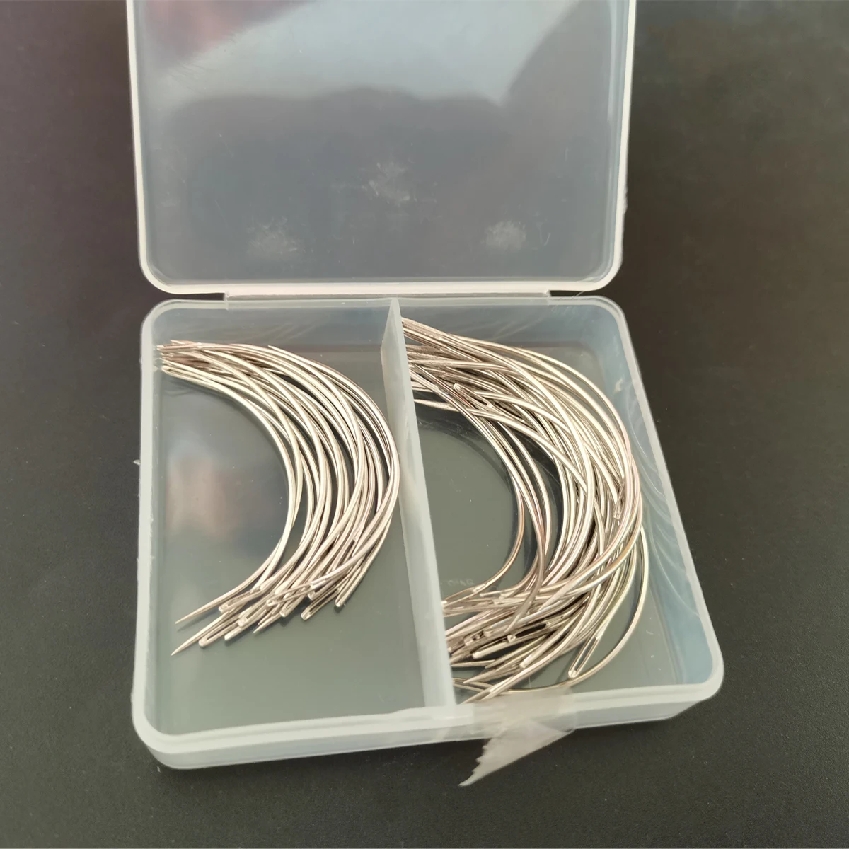 50 pièces/boîte 2.5 "/3" Type C tissage de cheveux aiguilles en acier incurvées broches aiguilles grands yeux aiguille de tissage de Quilting à la main