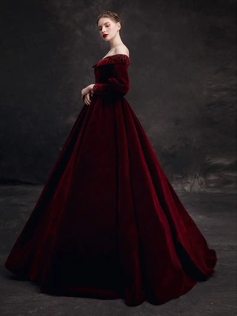 Robe de Rhlongue en velours bordeaux avec perles, robe de Rhélégante, 2024