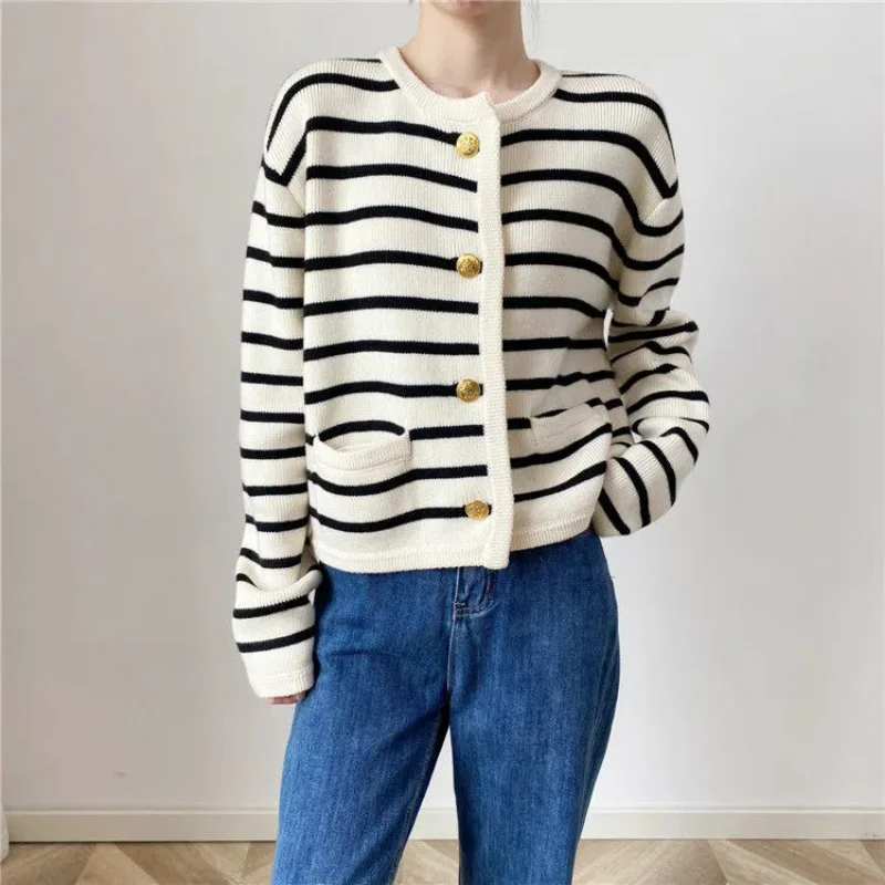Cardigan tricoté à rayures contrastées pour femme, pull coréen à une rangée avec boucle en métal et poche, automne et hiver