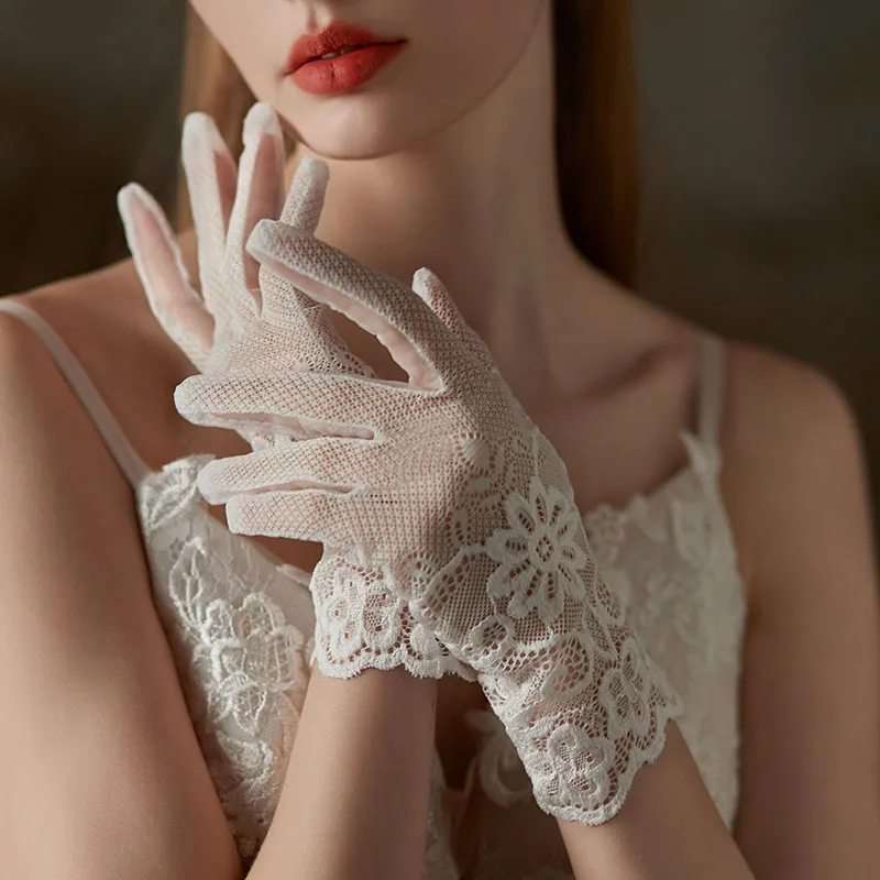 WG120 dentelle brodée fleurs gants de mariage Net doigt court poignet mariées demoiselle d'honneur concours bal blanc gants faits à la main