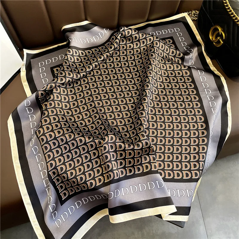 Luxe populaire 70X70CM châles imprimer couvre-chef quatre saisons crème solaire petite mode lettre foulards en soie bandanna foulard