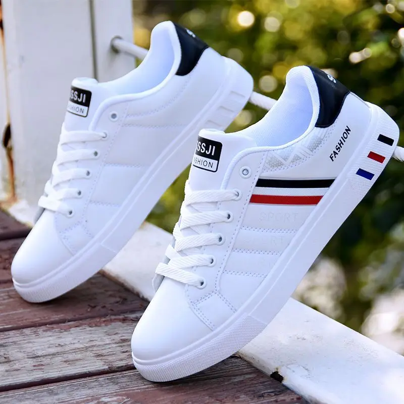 Chaussures pour hommes, chaussures pour hommes à la mode de style coréen, chaussures de sport polyvalentes blanches décontractées pour hommes, chaussures de planche à fond plat
