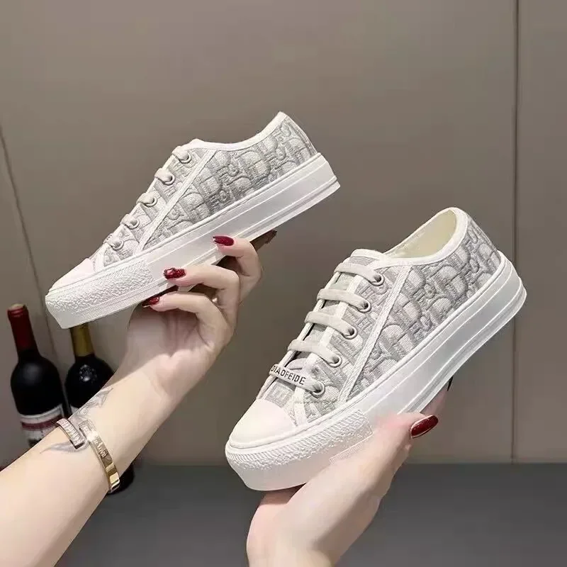Chaussures en toile brodées, nouvelles chaussures blanches à lacets, semelle épaisse avec hauteur accrue à l'intérieur, chaussures de sport décontractées confortables