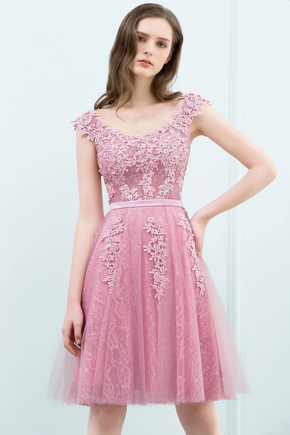 Robe trapèze à manches courtes, longueur aux genoux, zone d'ecoming, broderie florale, perles, haut sous-couche, décolleté en V, dos profond