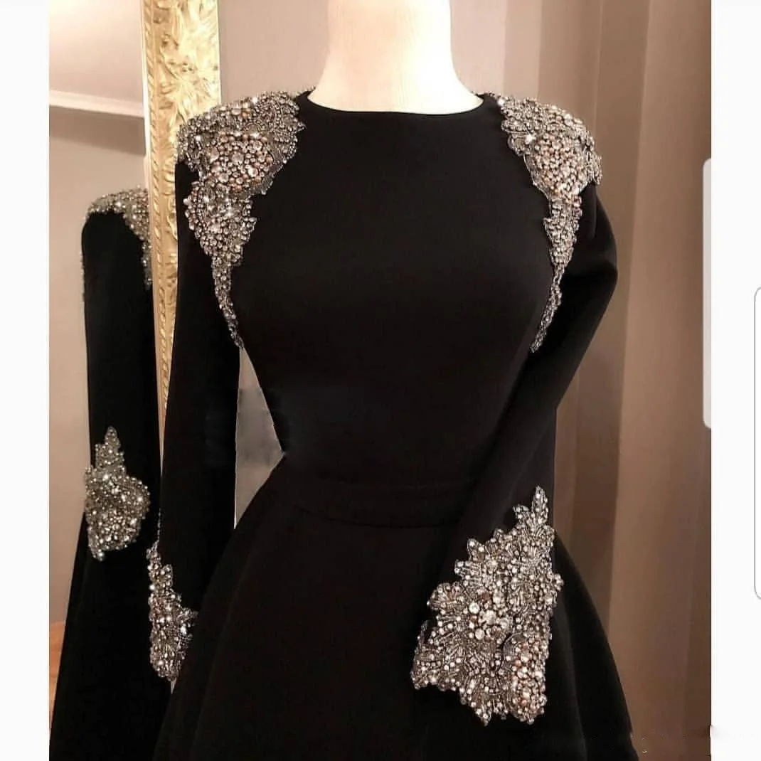 Robe de cocktail en satin à manches longues et col rond, robe trapèze en cristal de diamant, longueur au genou, robe de soirée noire élégante personnalisée