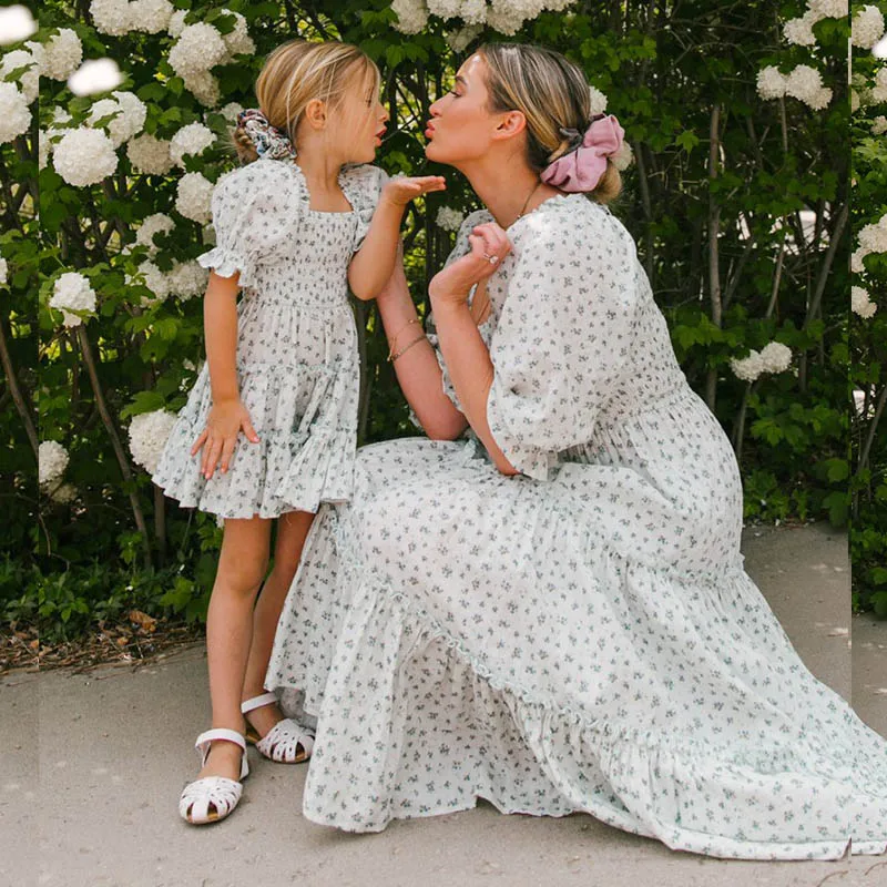 Robe assortie pour mère et fille, vêtements de famille, robes florales blanches et bleues, cadeau de fête de mariage