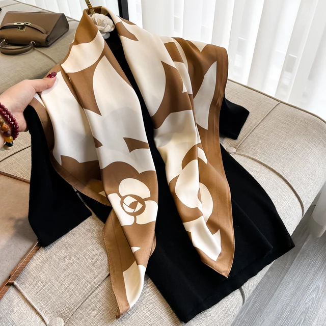 Écharpe en Satin Sergé pour Femme, Grand Châle Carré, Écharpe de Sauna Élégante, Camélia Doux, Bandana de Cou, Imprimé de Luxe, 90x90cm, Nouvelle Mode