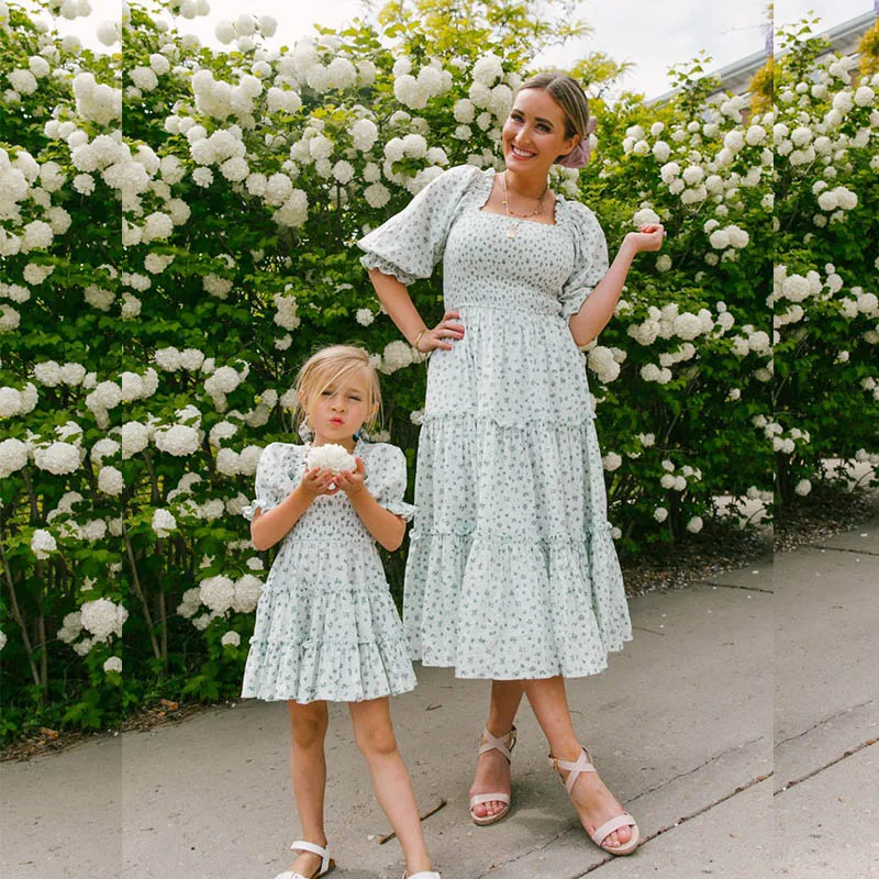 Vêtements de famille assortis pour mère et fille, robes florales d'été pour femmes filles tout-petits, robe à manches à volants, cadeau de fête de la colonne vertébrale
