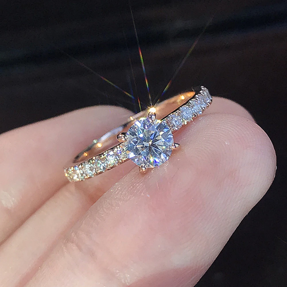 Huitan classique 4 griffes conception ronde zircone femmes bagues de fiançailles de mariage 3 couleurs disponibles bijoux de mariée discret offre spéciale
