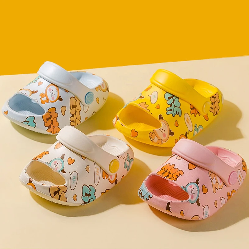 Chaussures d'été à trous pour bébé fille, sandales de dessin animé pour bébé garçon, pantoufles de plage antidérapantes, chaussures d'eau légères à semelles souples pour enfants A1216