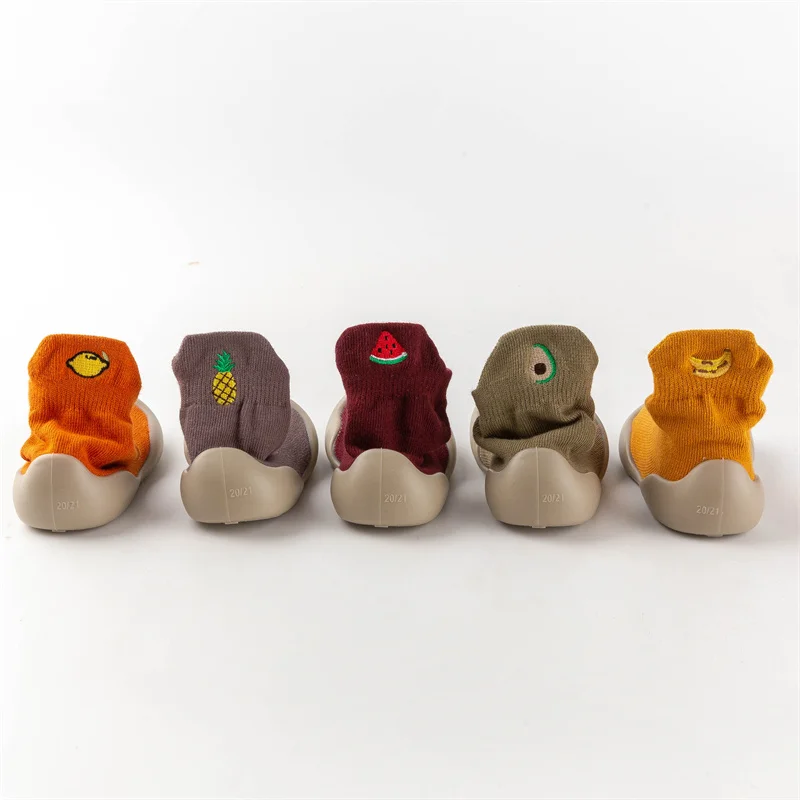 Chaussures de marche à semelle souple en coton pur pour enfants, chaussettes de dessin animé en silicone, chaussures pour bébé de la maternelle, printemps et automne