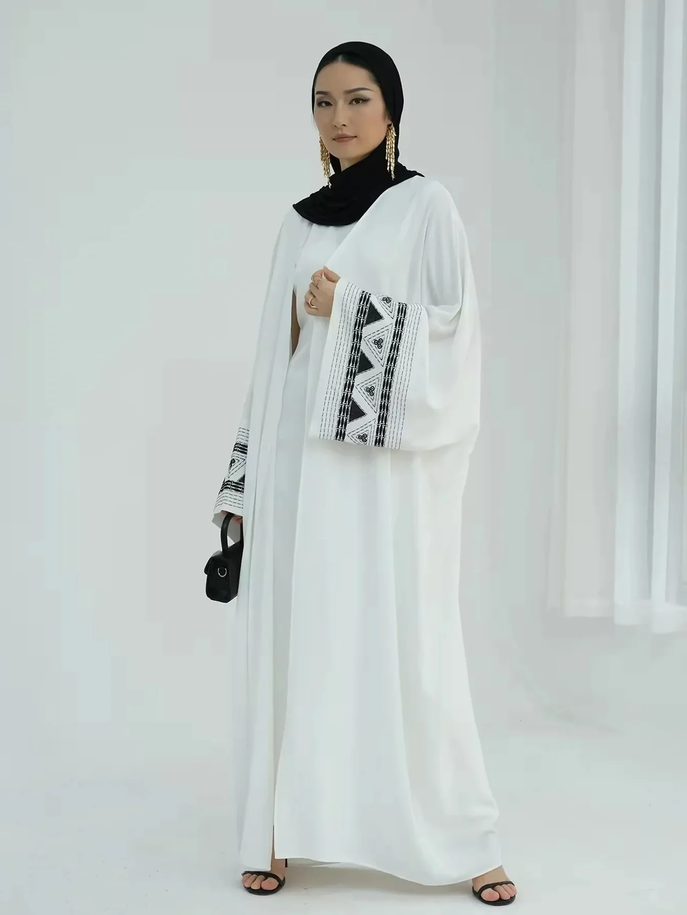 Abaya-Cardigan brodé ethnique pour femmes, noir et blanc, robe musulmane, vêtements pour femmes, modeste, ouvert, Dubaï, 2024