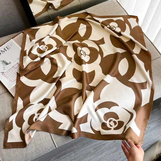 Écharpe en Satin Sergé pour Femme, Grand Châle Carré, Écharpe de Sauna Élégante, Camélia Doux, Bandana de Cou, Imprimé de Luxe, 90x90cm, Nouvelle Mode – Image 6