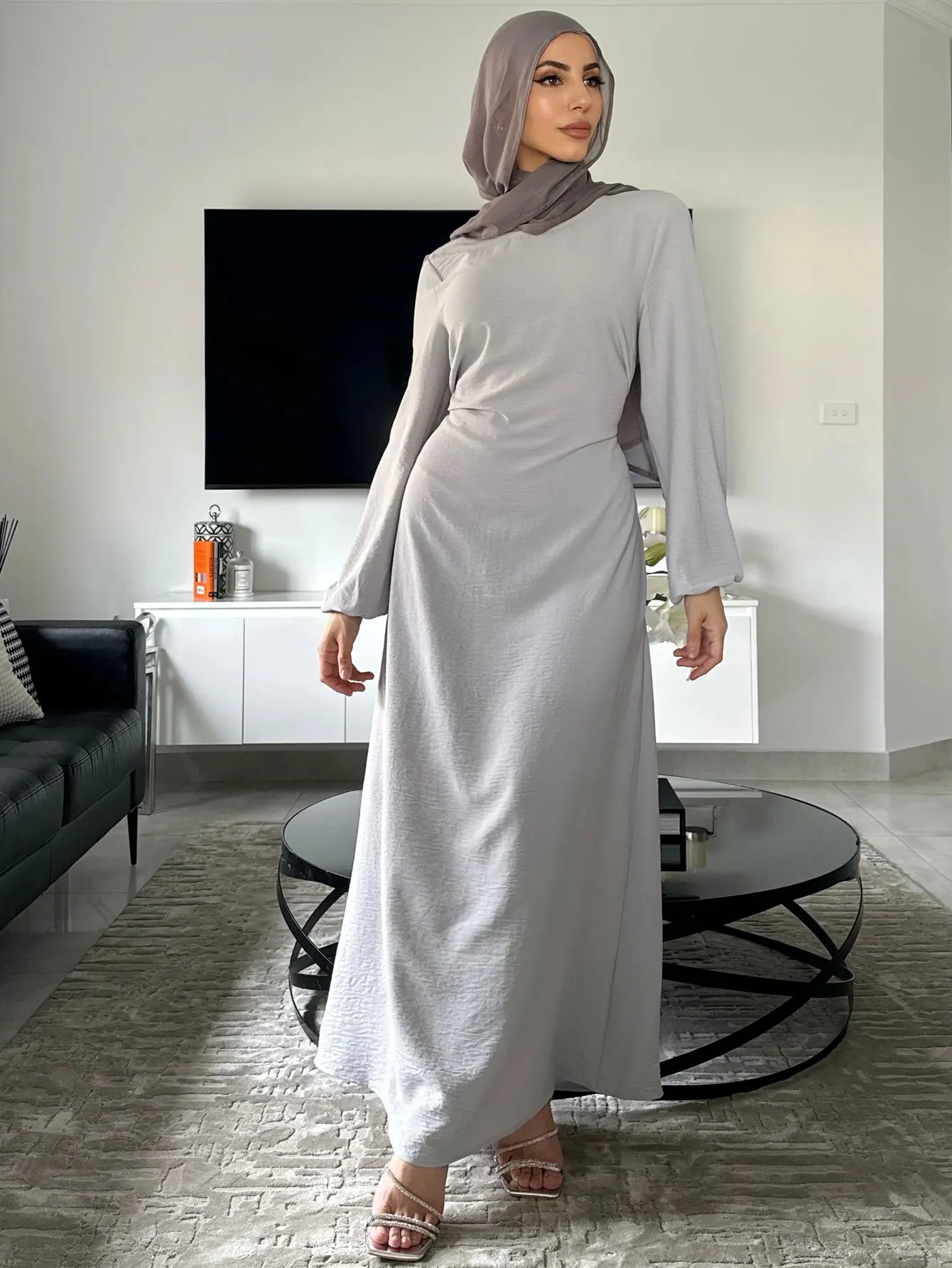 Abaya élégant gris argenté avec ceinture ajustée pour femmes, vêtements modestes, Kaftan de dubaï, Robe musulmane pour toutes les Occasions