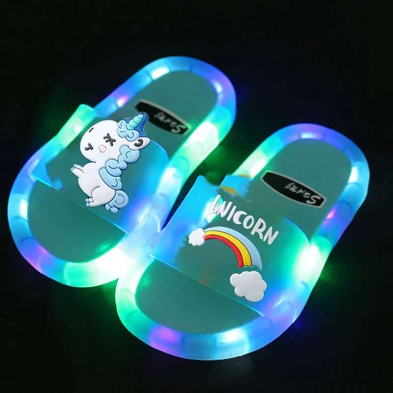 Pantoufles pour enfants garçons et filles, chaussures imprimées d'animaux licorne de dessin animé, chaussures mignonnes éclairées à la mode, pantoufles de salle de bain pour enfants en bas âge