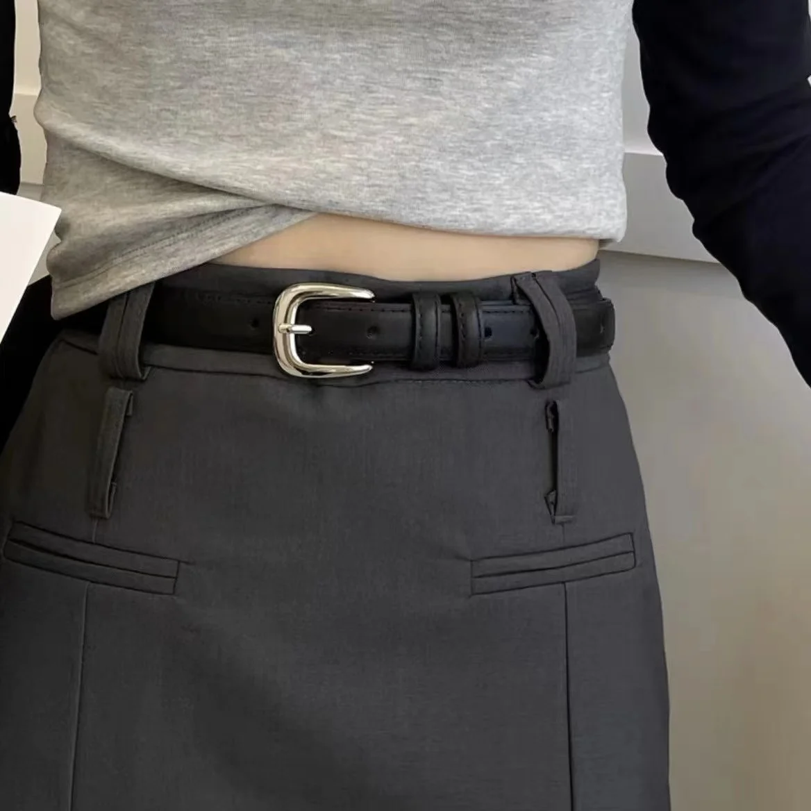 Ceinture en cuir pour femmes avec ceintures vintage pour femmes et sensation haut de gamme, nouveau style Instagram d'été, jeans décontractés de niche pour femmes