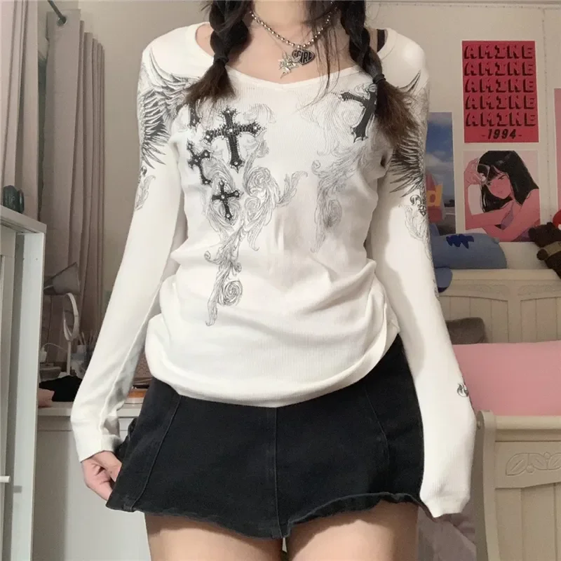 T-shirt graphique à manches longues pour femmes, t-shirt grunge Fairycore, streetwear esthétique des années 2000, imprimé ailes croisées, Y-y2k