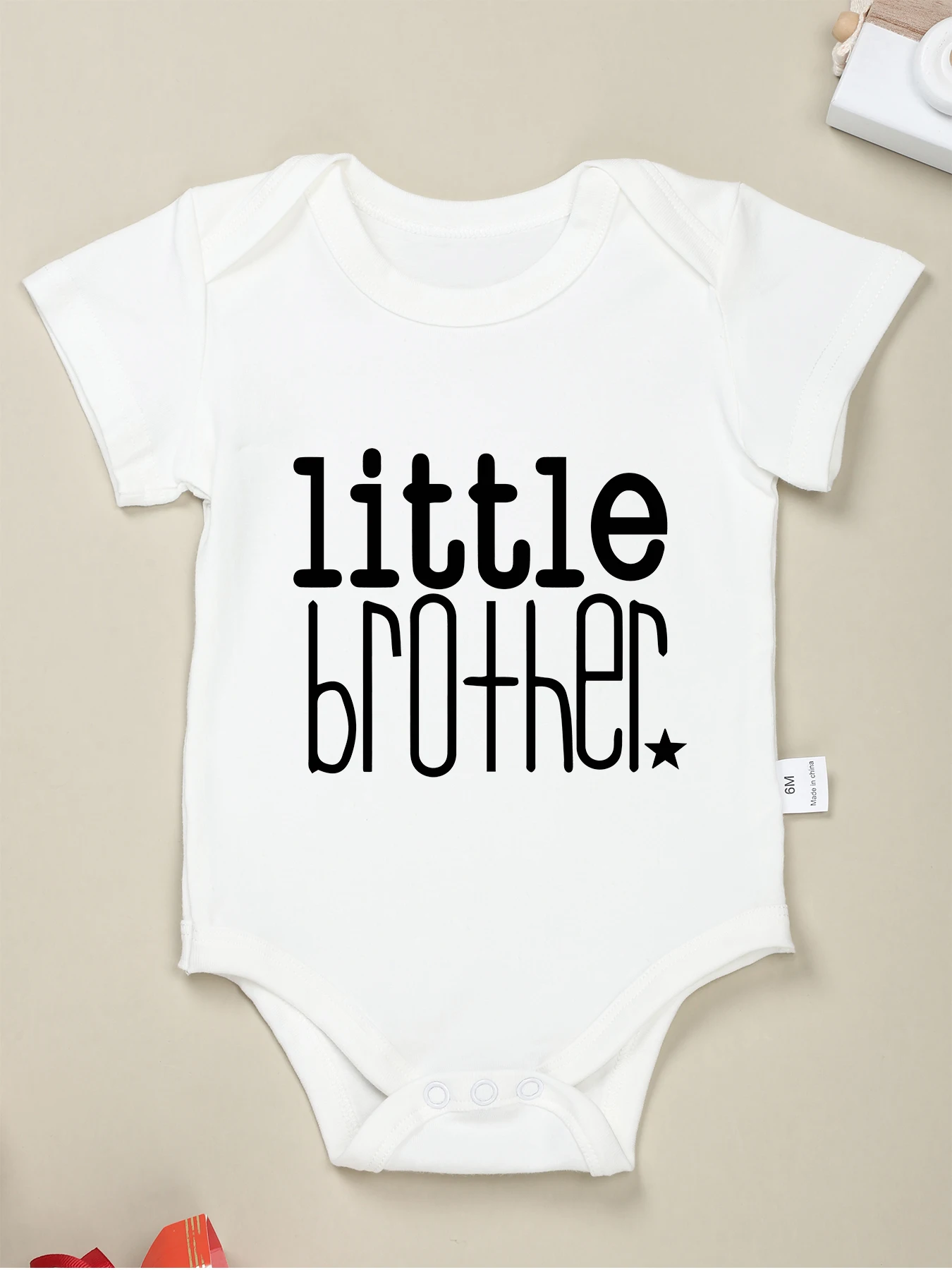 Little Brother Print CPiedmont Baby Boy Onesie, Style extérieur, Minimaliste, Haute qualité, Combinaison de batterie pour nouveau-né, Vêtements tendance pour bébé, 0-24M, Y2K
